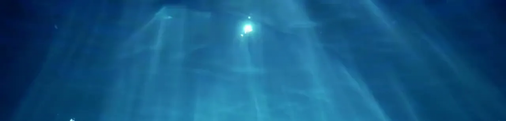 Meerwasser mit Lichtbrechung was ein Azurblau ergibt und beruhigend wirkt.