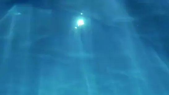 Meerwasser mit Lichtbrechung was ein Azurblau ergibt und beruhigend wirkt.